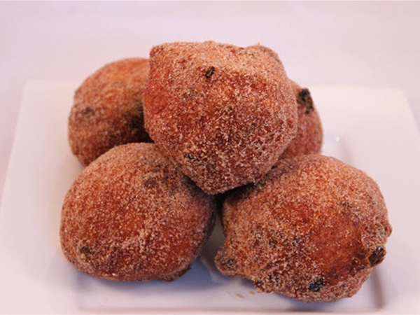 oliebol met kaneelsuiker